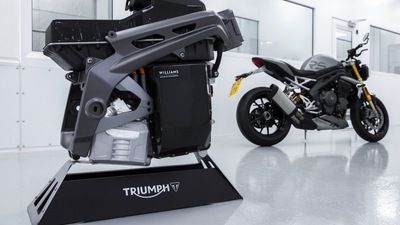 Triumph, 7 domande ad Andrea Buzzoni: tra pista, moto elettriche e la Gilera da 152 Km/h