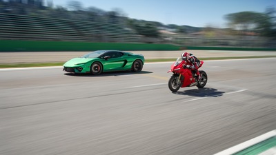 Lamborghini Temerario vs Ducati Panigale V4: le foto della gara