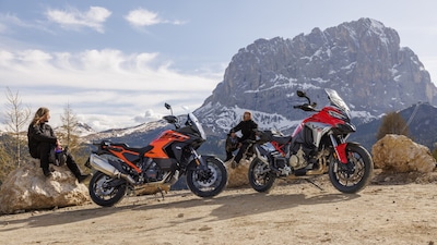 Ducati Multistrada V4 S vs KTM 1290 Super Adventure S: le foto della sfida | Alpen Masters 2025