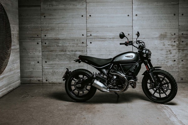 Scrambler Icon Dark, il gusto dell’essenziale