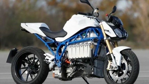 BMW, allo studio la ricarica a induzione per moto