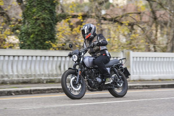 Test, Brixton Felsberg 125: scrambler cosmopolita