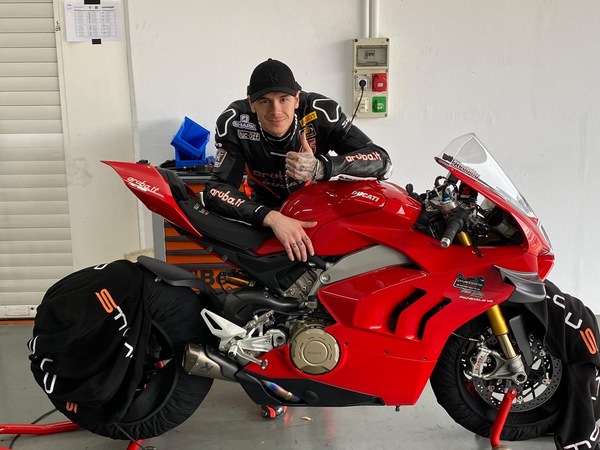 Ducati Panigale: Redding "mostruoso" a Valencia con la V4 di serie
