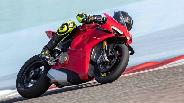 Prova Ducati Panigale V4S: “Quanto cavolo va forte?”
