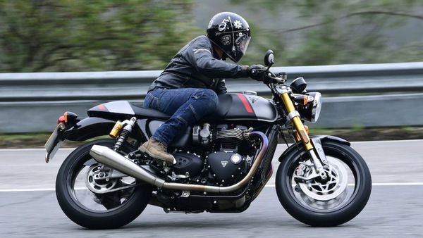Test,Triumph Thruxton RS: la cafè racer da colpo al cuore VIDEO