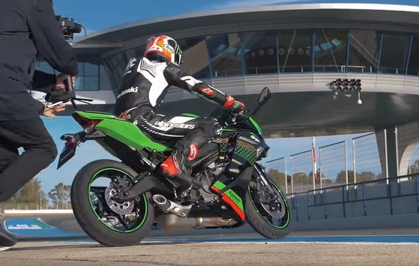 Kawasaki Ninja ZX-25R: Johnny Rea la fa cantare a Jerez