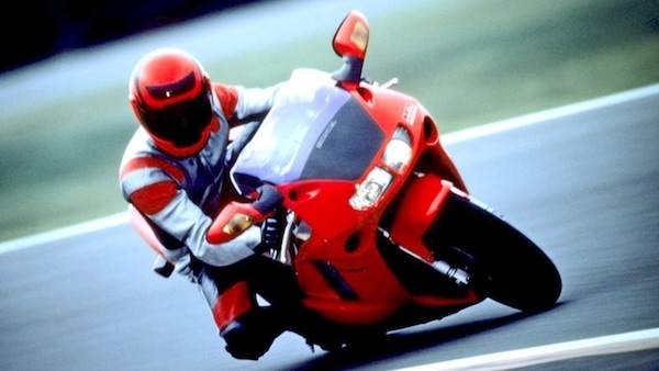 Rewind, Honda NR 750: è ancora la moto più tecnologica?