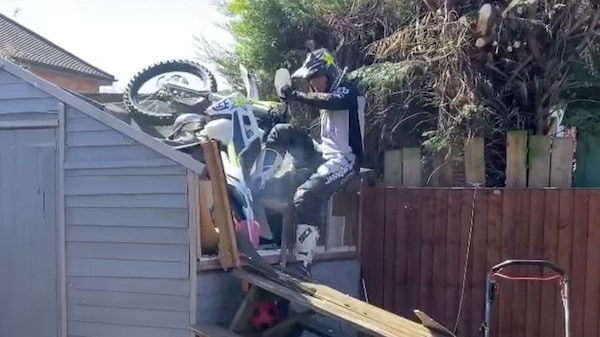 Enduro in quarantena, ma distrugge il garage VIDEO