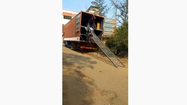 Royal Enfield Classic giù da una rampa: che disastro! VIDEO