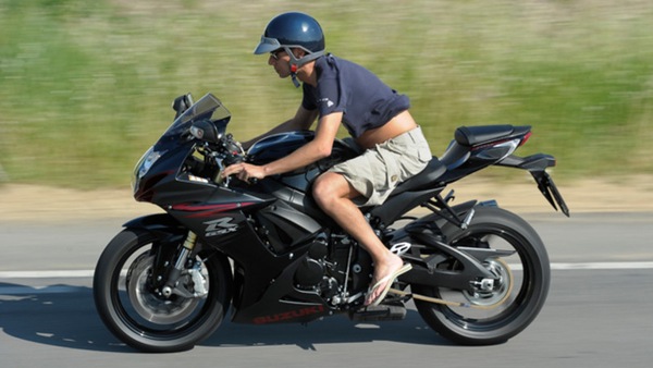 Nuova truffa: spunta il finto motociclista investito