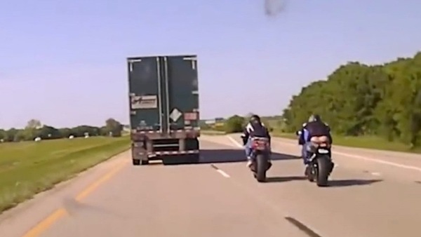 Motociclista fugge a 294 km/h: beccato, scoppia in lacrime