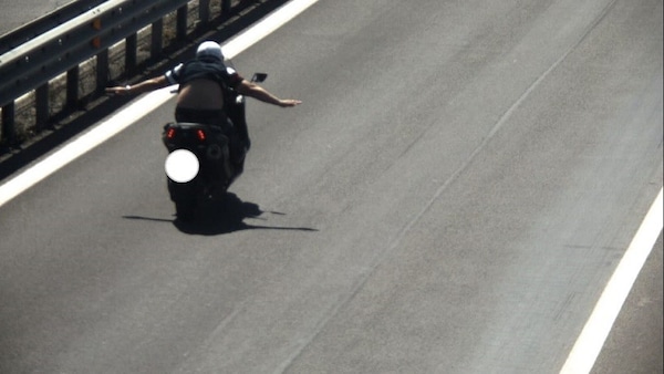 Follia a Ciampino: in scooter a 127 km/h senza mani