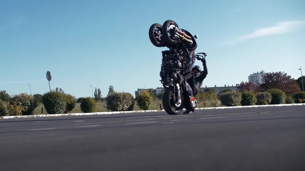 Impennare su una Yamaha Niken? Ci pensa Sarah Lezito VIDEO