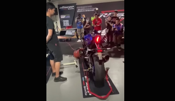 Yamaha compie 65 anni e la R6 "canta" tanti auguri VIDEO