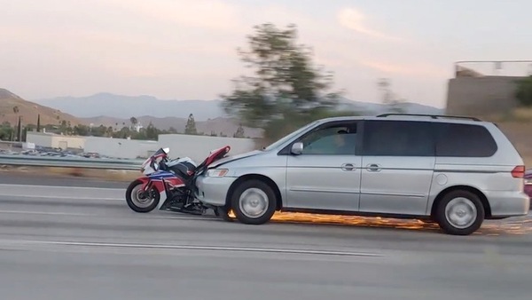 Monovolume in autostrada con una moto incastrata nel paraurti VIDEO