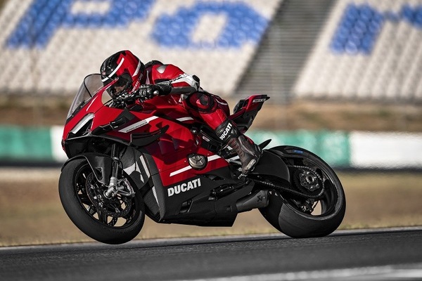 Pirelli Diablo Supercorsa: nuovi V3 per Superleggera V4