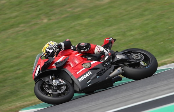 Prova Ducati Superleggera V4: la tempesta perfetta