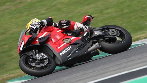 Prova Ducati Superleggera V4: la tempesta perfetta