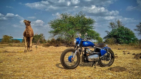 Royal Enfield Bullet, il "Pavone" blu che va a Diesel