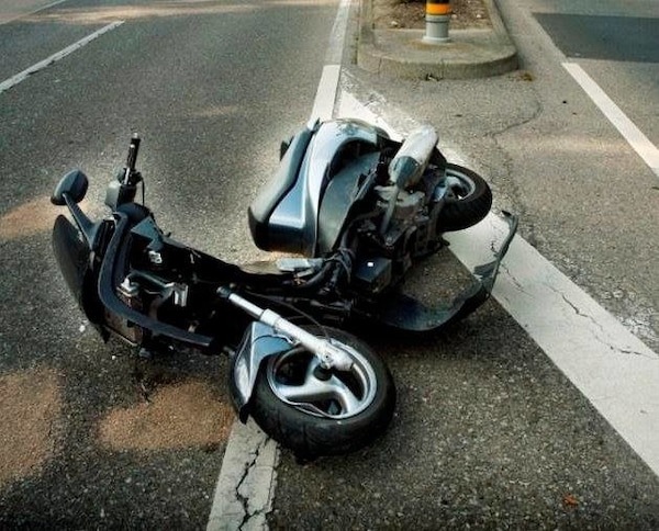 Corda tesa in strada: scooterista in ospedale