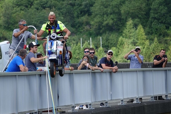 Si getta con una Vespa da una diga e fa il pendolo VIDEO