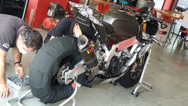 Aprilia Tuono V4: ali da MotoGP per battere la Streetfighter V4