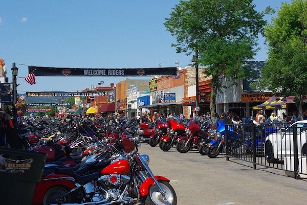 Follia al motoraduno di Sturgis: niente sicurezza e "gare di starnuti"