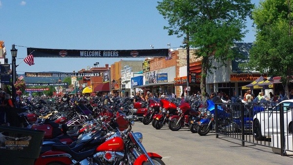 Follia al motoraduno di Sturgis: niente sicurezza e "gare di starnuti"