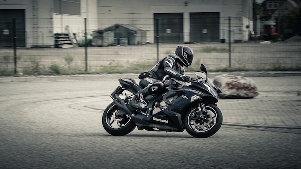 Motociclista spericolato: 13 multe, patente ritirata e 1.299 euro da pagare