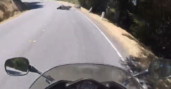 A 60 km/h usa il freno posteriore in curva e cade: VIDEO