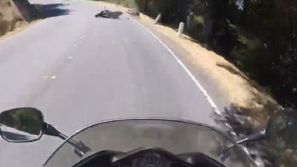 A 60 km/h usa il freno posteriore in curva e cade: VIDEO