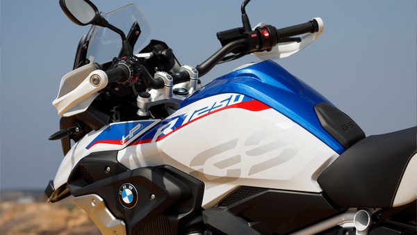 Pizzicati mentre smontano una BMW R GS 1250 rubata in un'officina illegale