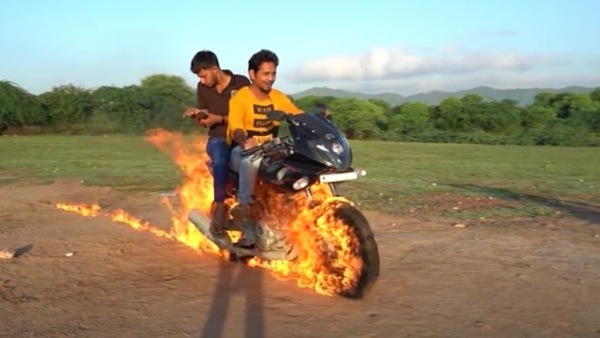 "Geni al lavoro": moto in fiamme come in Ghost Rider
