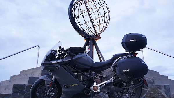 Moto elettrica: in capo al mondo con una Zero SR/S