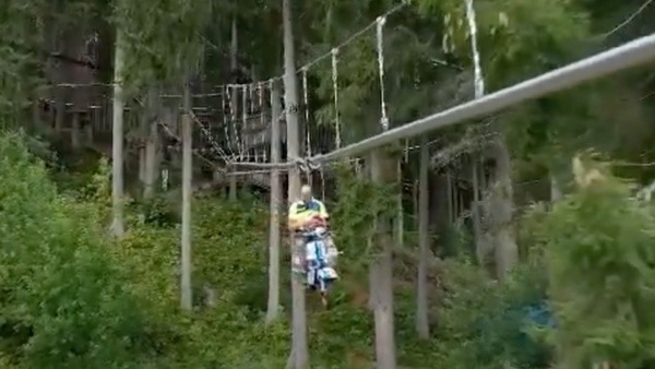 L’ultima follia di Schachermayr: il cubo di Rubick in Vespa sulla teleferica VIDEO