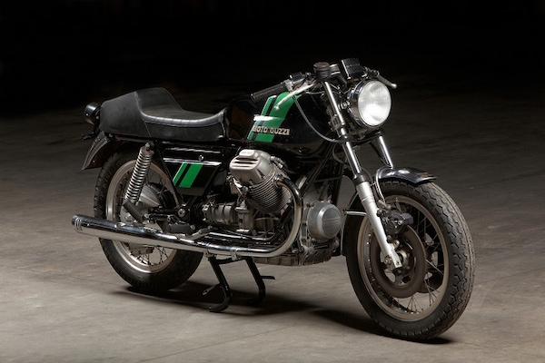 Svolta per le moto d'epoca: ammesse le targhe come le originali