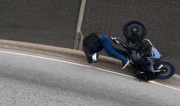 Cappotta con la moto in tangenziale: caduta choc ma ne esce illeso