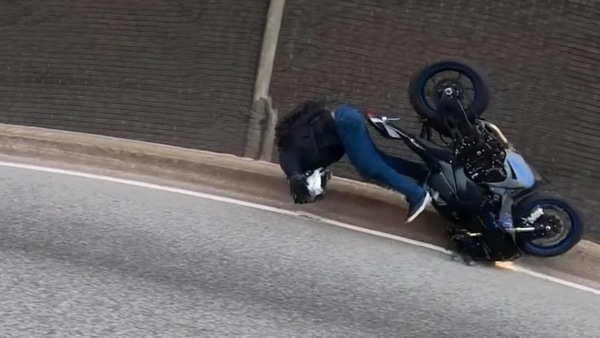 Cappotta con la moto in tangenziale: caduta choc ma ne esce illeso