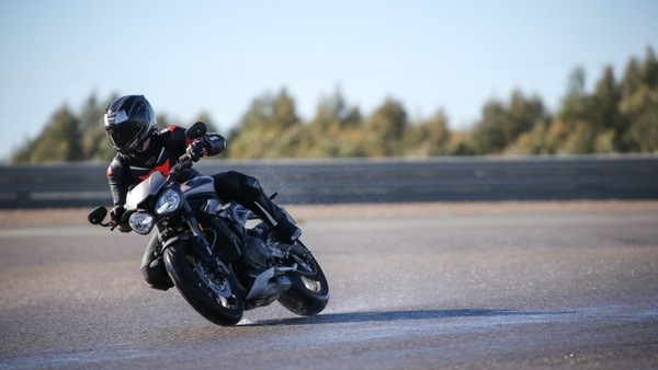 Moto e scooter sul bagnato: come scegliere le gomme giuste