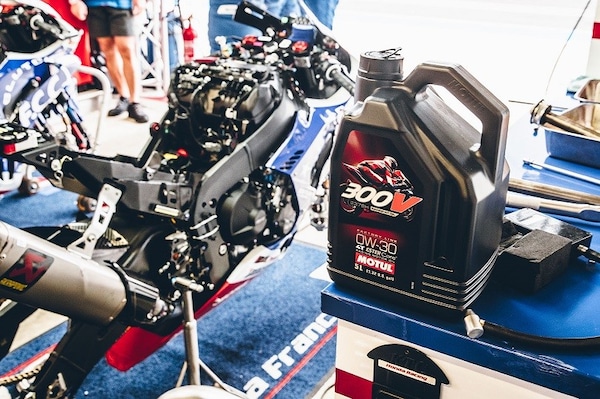 Motul, nuovo lubrificante 300V per Honda Fireblade