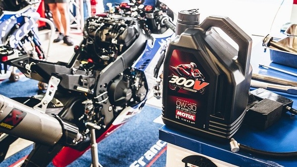 Motul, nuovo lubrificante 300V per Honda Fireblade