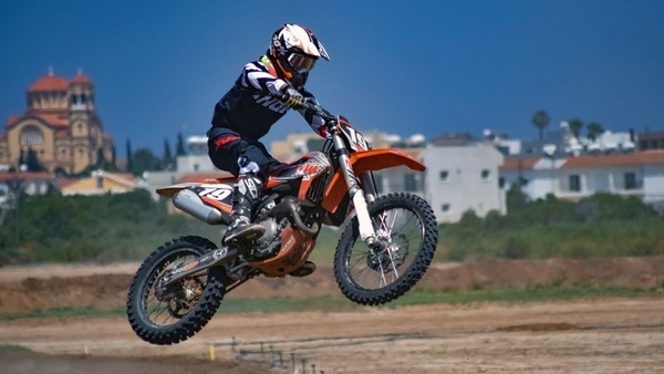 Contromano con una moto da cross, scappa all'alt: patente ritirata