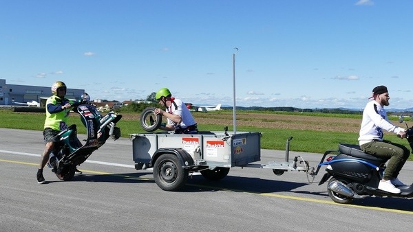 Cambio ruota in impennata, senza fermarsi: impresa riuscita! | VIDEO