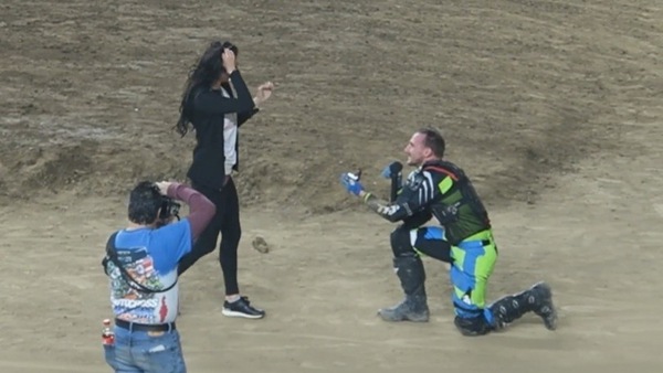 Cade in gara per chiederle la mano: successo per Jeremy Durst! | VIDEO