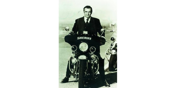 Sean Connery e Moto Guzzi V7 in 007: icone senza tempo