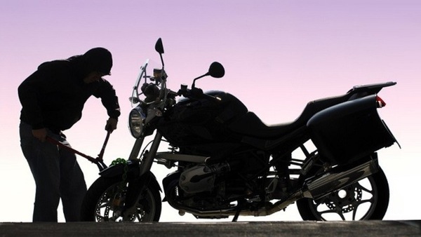 Gli rubano la moto, insegue i ladri e li sperona: accusa di omicidio