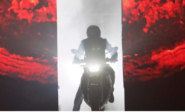 BMW: la S1000 R scalda i suoi 4 cilindri per il 2021