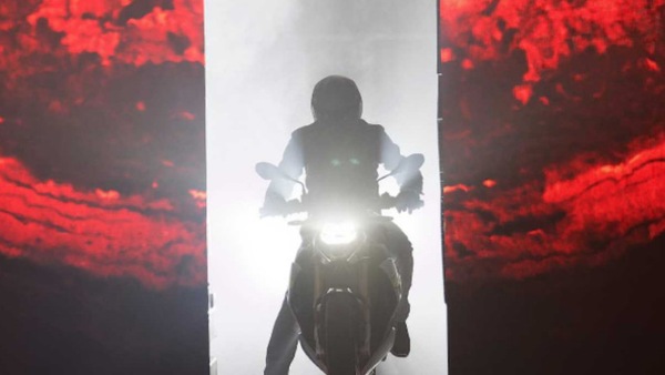 BMW: la S1000 R scalda i suoi 4 cilindri per il 2021