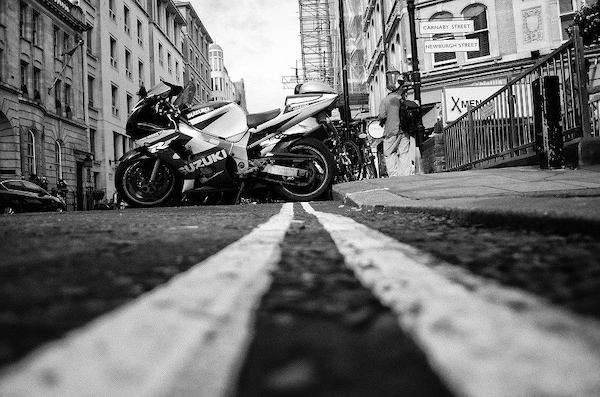 Regno Unito, dal 2030 stop a benzina e Diesel, ma non per le moto