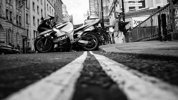 Regno Unito, dal 2030 stop a benzina e Diesel, ma non per le moto